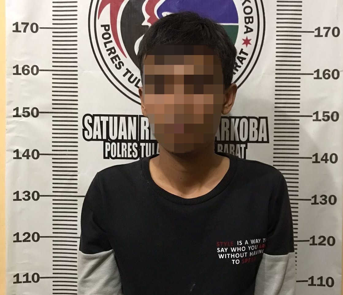 Seorang pengedar narkotika jenis sabu inisial AR (29) ditangkap anggota Opsnal Satresnarkoba Polres Tulangbawang Barat di halaman Balai Tiyuh Tunas Asri