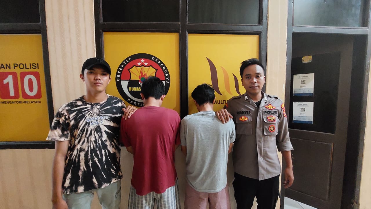 Satresnarkoba Polres Tanggamus menangkap dua pengedar sabu di wilayah Kecamatan Pugung, berinisial RO (29) dan AN (36) warga Pekon Banjar Agung Ilir, Kecamatan Pugung.