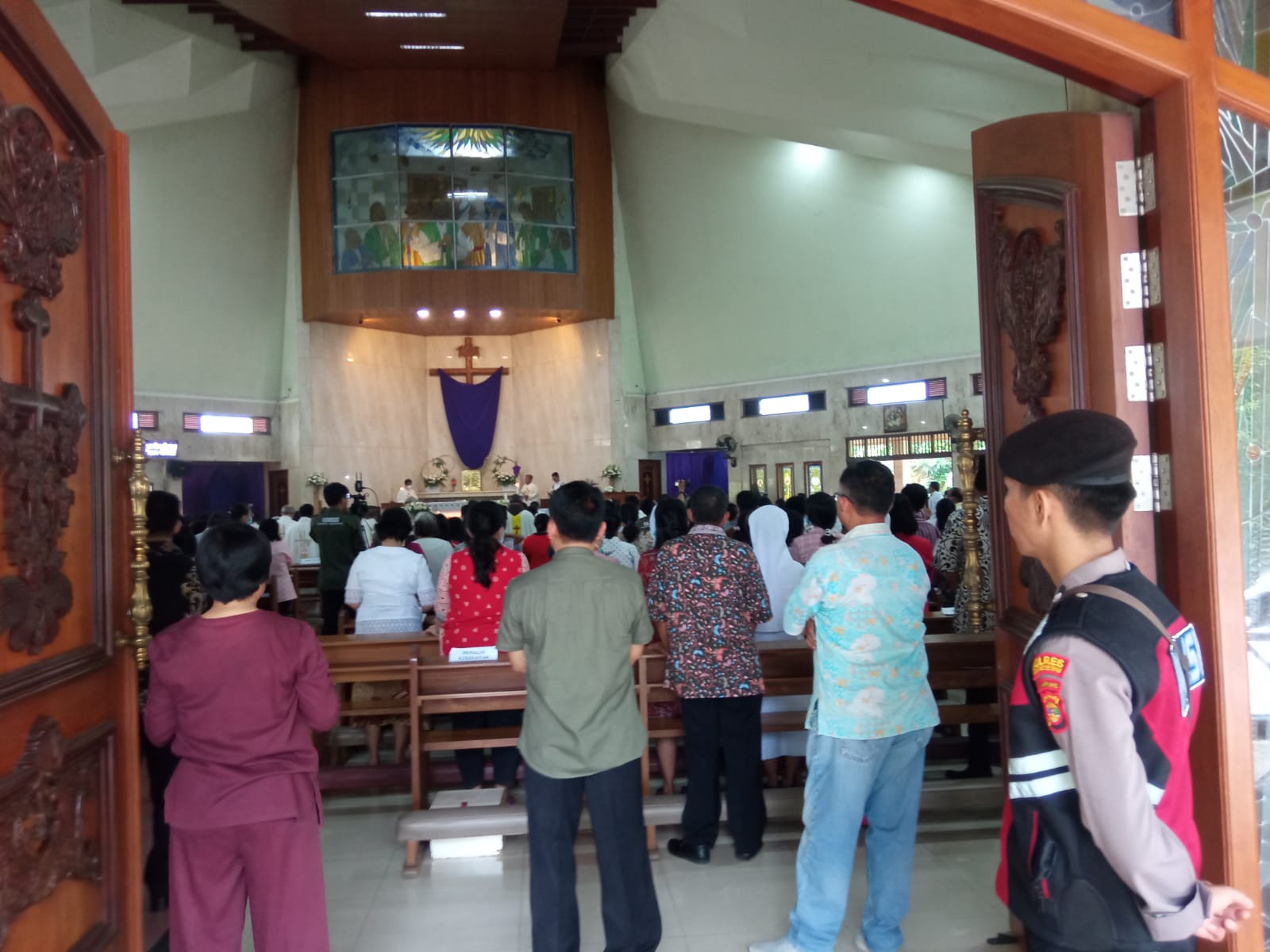 Polres Pringsewu, Polda Lampung menerjunkan ratusan personel amankan ibadah Tri Hari Suci 2023 untuk memperingati Wafatnya Isa Almasih di sejumlah greja yang ada di Kabupaten Pringsewu pada Jumat (07/04/2023).