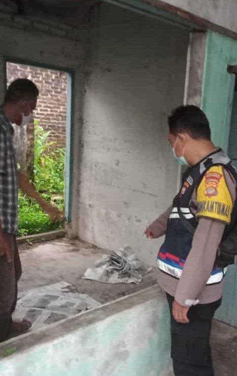 Sesosok pria paruh baya diduga orang dalam gangguan jiwa (ODGJ) ditemukan dalam kondisi tidak bernyawa disebuah bangunan kosong di RT 03 RW 01 Kelurahan Pringsewu Barat, Pringsewu, Lampung. Jumat (07/04/2023)