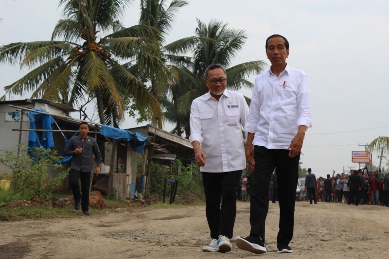 Presiden Jokowi dalam kunjungannya ke beberapa titik jalan rusak di Kabupaten Lampung Tengah