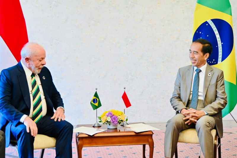 Presiden RI Joko Widodo (kanan) bersama Presiden Brasil Luiz Inacio Lula da Silva saat melakukan pertemuan bilateral di sela Konferensi Tingkat Tinggi (KTT) G7 di Hotel Rihga Royal, Hiroshima, Jepang, Sabtu (20/5/2023). (
