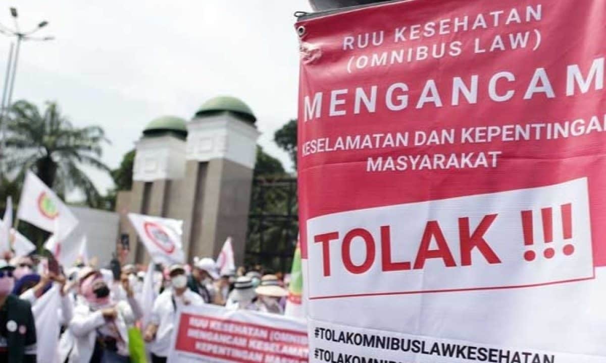 Dalam aksi penolakan RUU Kesehatan di depan gedung DPR RI, Jakarta Pusat