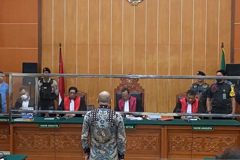 Irjen Teddy Minahasa Putra sedang menerima putusan hukum dari Hakim Ketua Jon Sarman Saragih di Pengadilan Negeri Jakarta Barat pada Selasa (9/5/2023)