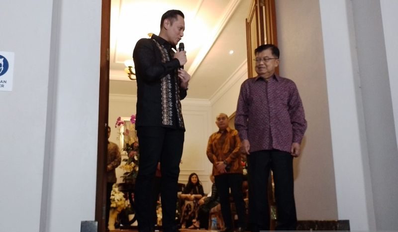 Wakil Presisen ke-10 dan 12 Jusuf Kalla dan Ketua Umum Partai Demokrat Agus Harimurti Yudhoyono memberikan keterangan pers di Jakarta, Senin (15/5/2023) malam.