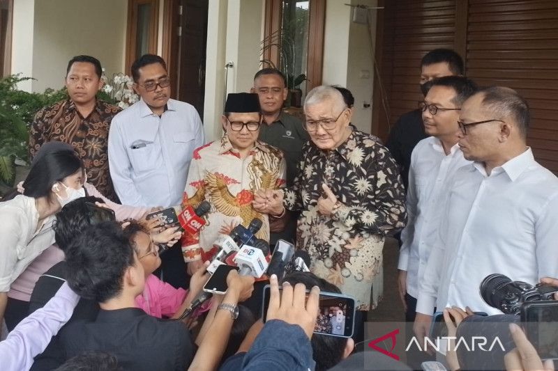Wakil Presiden RI ke-6 Jenderal TNI (Purn) Try Soetrisno didampingi Ketua Umum PKB Muhaimin Iskandar memberikan keterangan pers di Jakarta, Sabtu (20/5/2023)