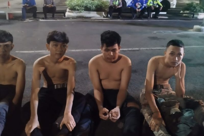 Para pemuda dan remaja yang ditangkap oleh tim gabungan 'Samapta Presisi' Polresta Bandarlampung, Minggu (21/5/2023).