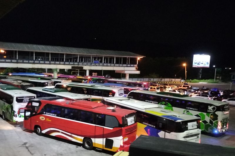 Ratusan kendaraan bus yang mengangkut pemudik arus balik, masih terus berdatangan dan memadati kantong parkir di Pelabuhan Bakauheni, Lampung Selatan, Lampung, pada dini hari atau H+8 lebaran 2023.
