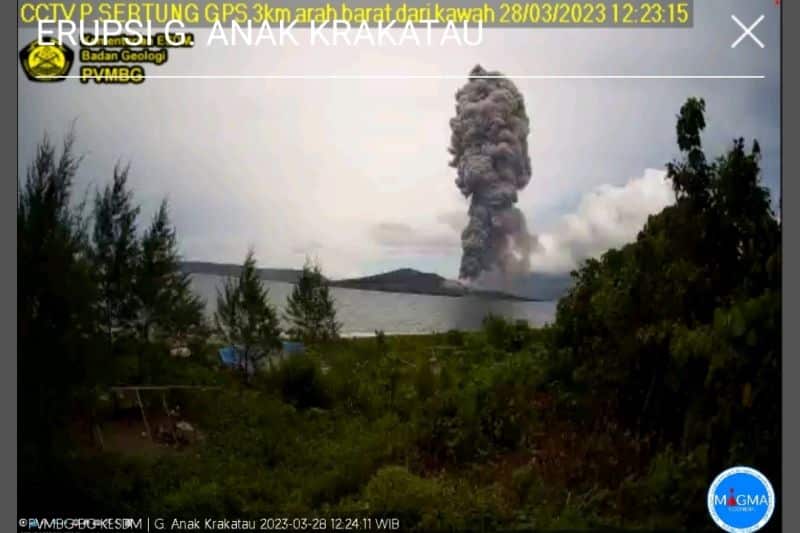Pusat Vulkanologi dan Mitigasi Bencana Geologi (PVMBG) merekam aktivitas erupsi yang melontarkan kolom abu setinggi tiga kilometer di atas puncak Gunung Anak Krakatau, Provinsi Lampung, Kamis (11/5/2023