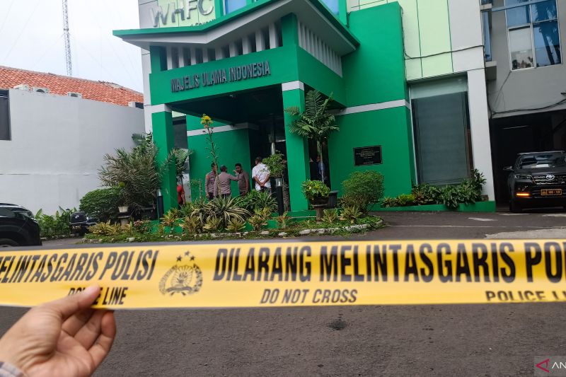Situasi di depan gedung MUI yang telah dipasang garis polisi, Jakarta Pusat, Selasa (2/5/2023)