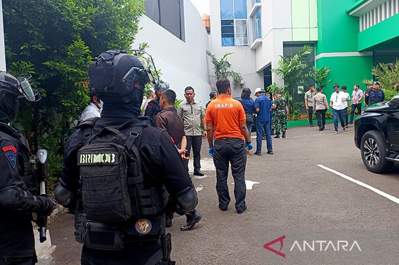 Sejumlah petugas kepolisian berjaga saat berlangsung olah TKP insiden penembakan di Gedung MUI, Jakarta, Selasa (2/5/2023).