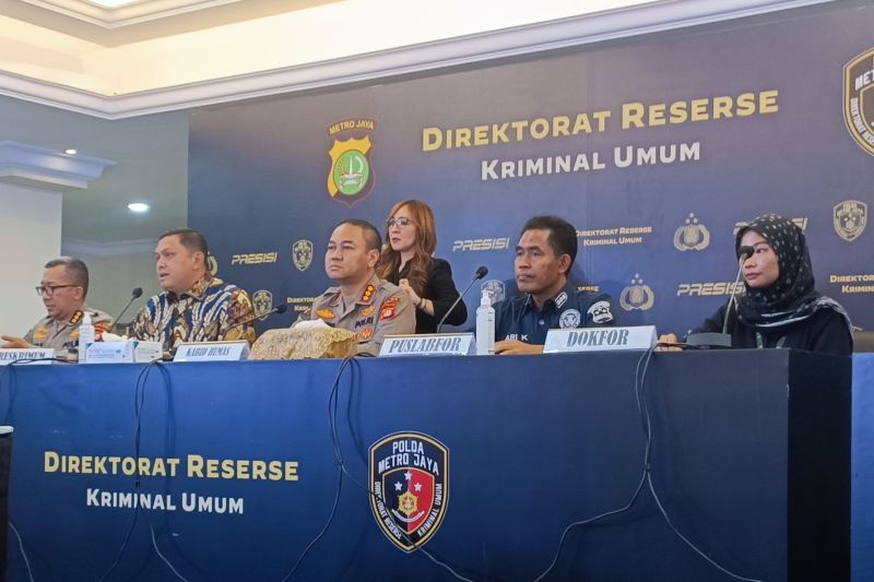 Direktur Reserse Kriminal Umum (Dirreskrimum) Polda Metro Jaya Kombes Pol Hengki Haryadi (kedua dari kiri) saat melakukan konferensi pers di Jakarta, Jumat (5/5/2023)