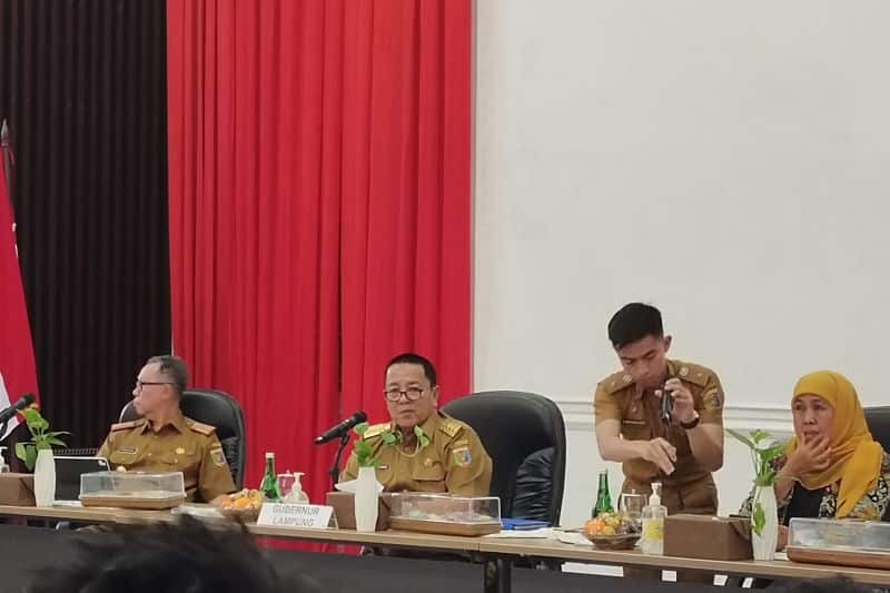 Gubernur Lampung Arinal Djunaidi saat memberi keterangan dalam konferensi pers.