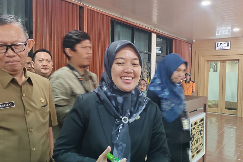 Wakil Gubernur Lampung Chusnunia Chalim menyampaikan keterangan kepada pers