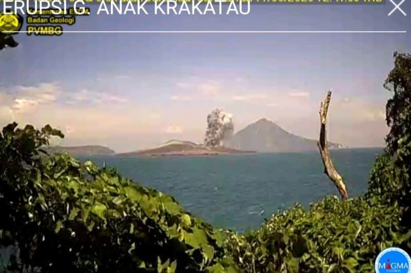 CCTV saat lontaran abu keluar dari gunung anak Krakatau pada siang ini.