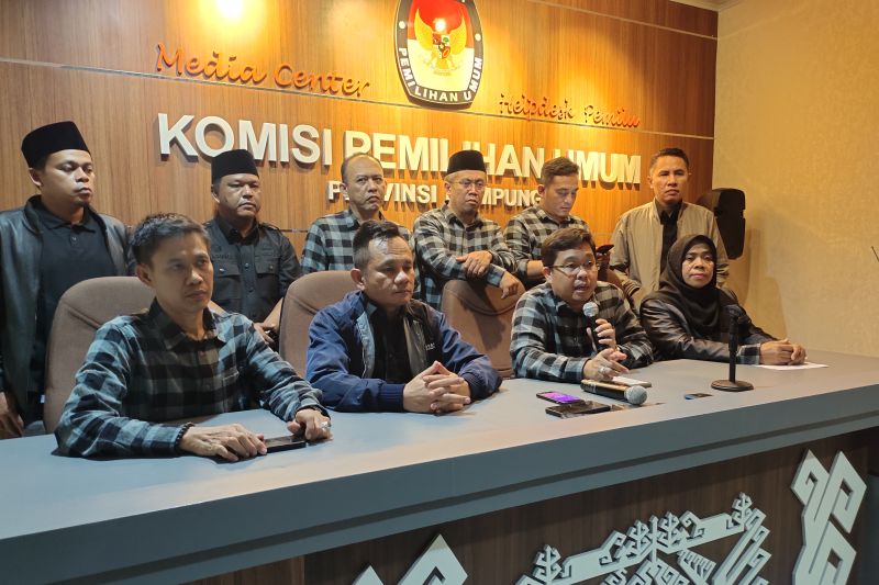 Komisioner KPU Lampung dan anggota Bawaslu Lampung saat memberikan keterangan kepada awak media. Bandarlampung, Minggu, (14/5/2023) malam