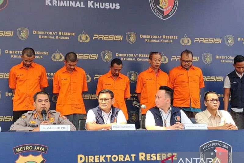 Direktur Reserse Kriminal Khusus Polda Metro Jaya Kombes Pol Auliansyah Lubis (kedua dari kiri) saat konferensi pers di Jakarta, Rabu (31/5/2023).