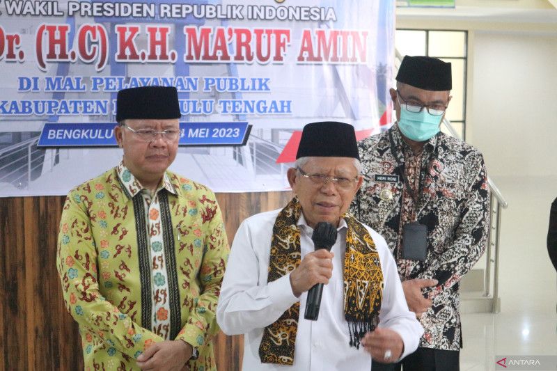 Wakil Presiden Ma'ruf Amin didampingi Gubernur Bengkulu Rohidin Mersyah (kiri) dan Pj. Bupati Bengkulu Tengah Heriyandi Roni (kanan) menyampaikan keterangan kepada wartawan di Mal Pelayanan Publik (MPP) Kabupaten Bengkulu Tengah provinsi Bengkulu pada Kamis (4/5/2023)