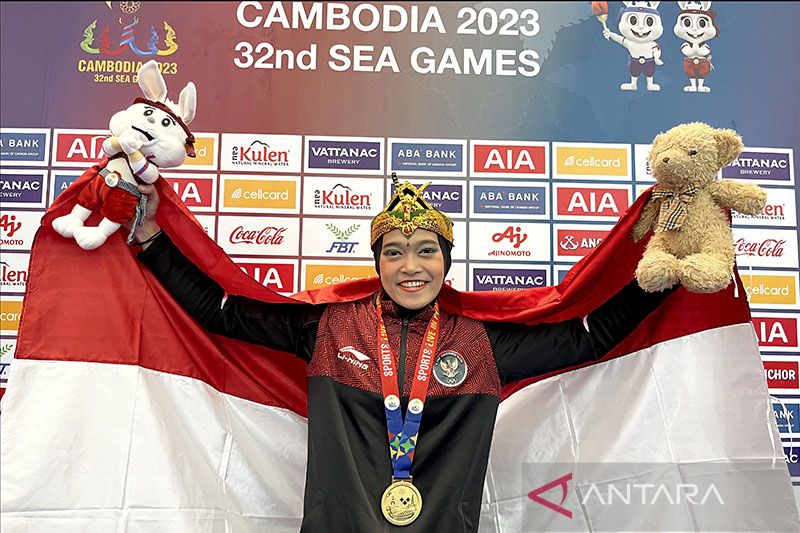 Pesilat Puspa Arumsari berpose usai memenangkan medali emas dalam cabang olahraga pencak silat nomor tunggal putri artistik di SEA Games Kamboja, Minggu (7/5/2023).