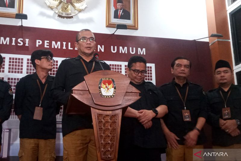 Ketua KPU RI Hasyim Asy'ari dalam konferensi pers di Kantor KPU RI, Jakarta, Minggu (14/5/2023)