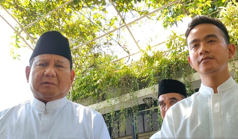 Menhan Prabowo Subianto (kiri) dan Wali Kota Surakarta Gibran Rakabuming Raka pada Lebaran 2023 di Kota Surakarta, Jawa Tengah.