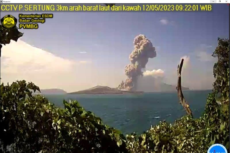 Pusat Vulkanologi dan Mitigasi Bencana Geologi (PVMBG) merekam aktivitas erupsi yang melontarkan kolom abu setinggi 2.500 meter di atas puncak Gunung Anak Krakatau yang berlokasi di perairan Selat Sunda, Lampung Selatan Provinsi Lampung, Jumat (12/5/2023).