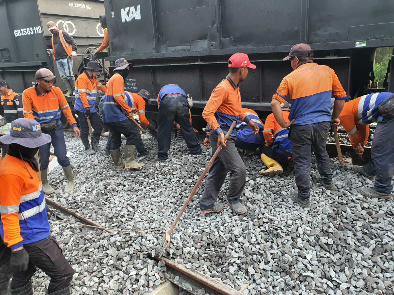 Petugas KAI Divre IV Tanjungkarang, Lampung masih melakukan normalisasi terhadap jalur kereta api yang ambles