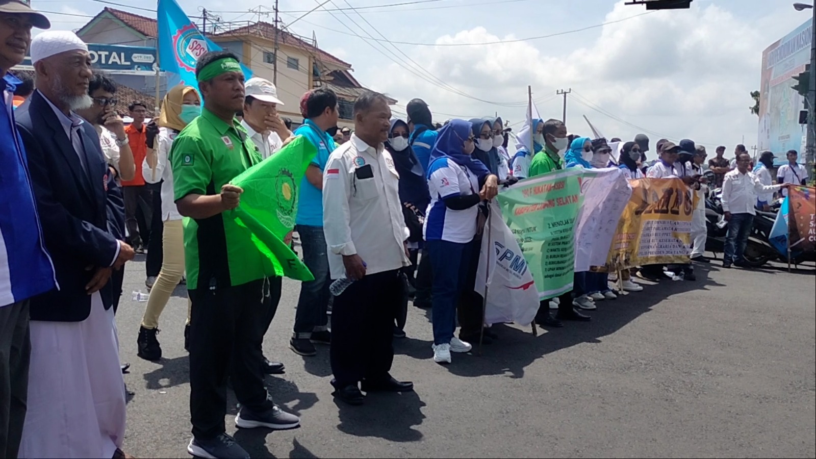 Aksi buruh di depan Kantor Pemprov Lampung pada May Day pada Senin (1/5/2023)