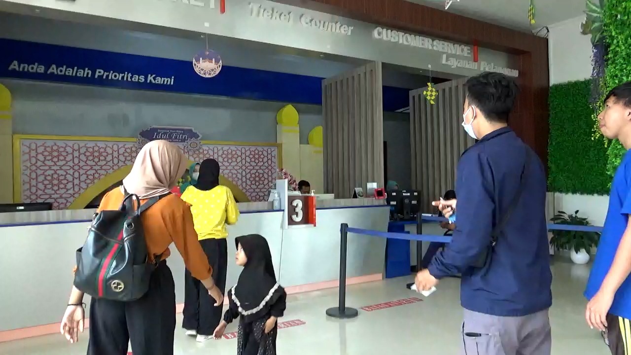 PT Kereta Api Indonesia (KAI) Divre IV Tanjungkarang menyesuaikan peraturan penggunaan masker bagi pengguna kereta api, dimana pelanggan diperbolehkan tidak menggunakan masker apabila dalam kondisi sehat.