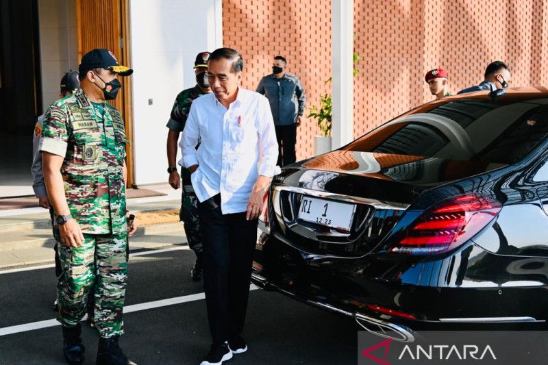 Presiden Joko Widodo meninjau jalan rusak di Lampung dengan menggunakan kendaraan darat berupa mobil