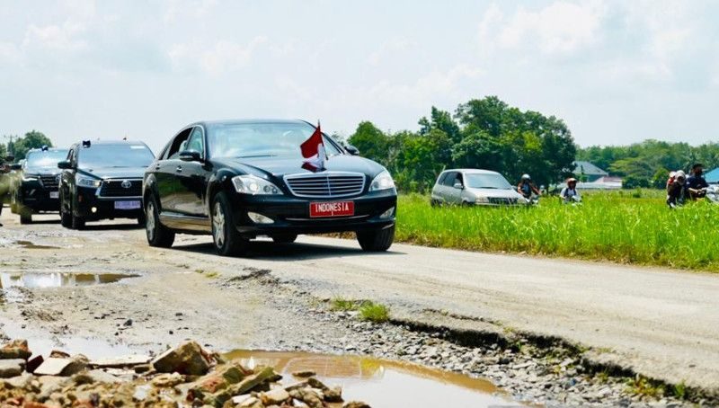 Mobil sedan yang dinaiki Presiden Joko Widodo melintasi Jalan Terusan Ryacudu, Kota Baru, Jati Agung, Kabupaten Lampung Selatan, Lampung, Jumat (5/5/2023). (