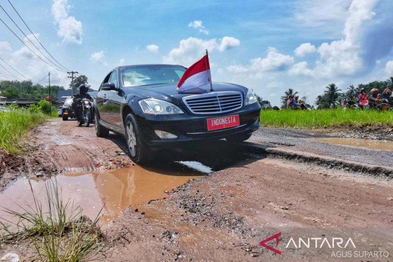 Mobil sedan yang dinaiki Presiden Joko Widodo terlihat melintasi Jalan Terusan Ryacudu, Kota Baru, Jati Agung, Lampung Selatan, Jumat (5/5/2023).