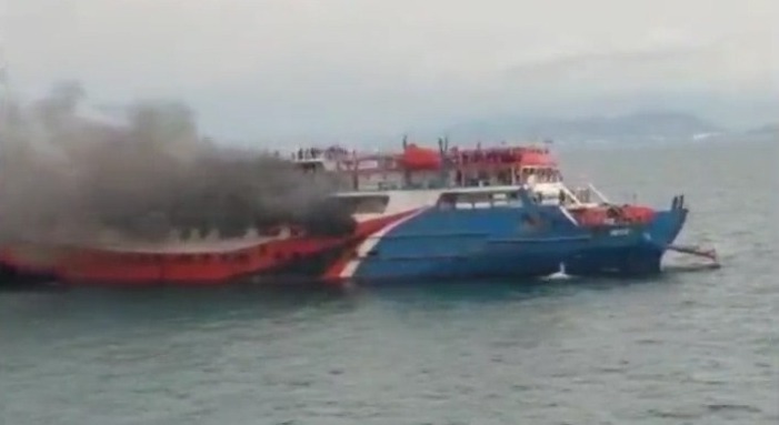 Sebuah kapal penyeberangan Pelabuhan Merak, Banten - Bakauheni, Lampung, Sabtu (6/5/2023), pukul 15.20 WIB terbakar dan kini dilakukan evakuasi oleh Basarnas Banten.