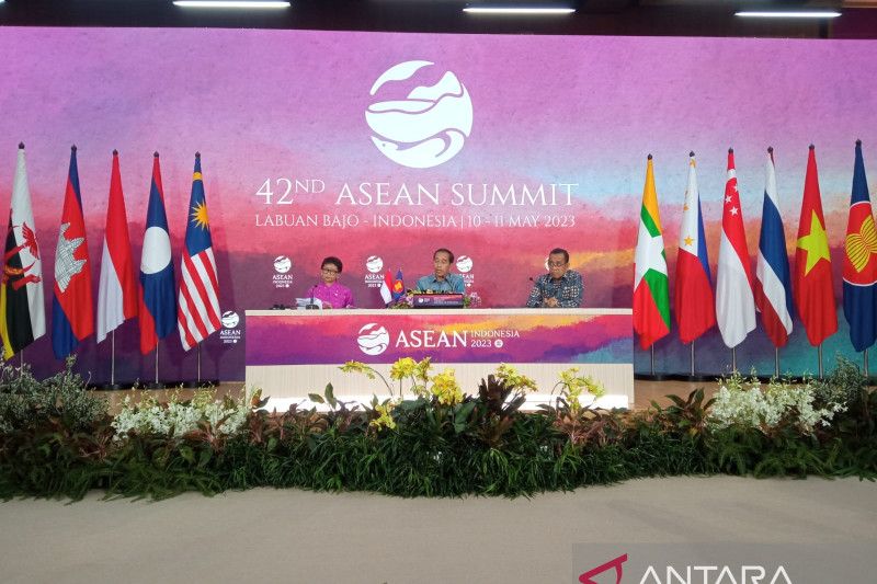 Presiden Republik Indonesia (RI) Joko Widodo dalam konferensi pers Konferensi Tingkat Tinggi (KTT) Ke-42 ASEAN di Labuan Bajo, Kamis.