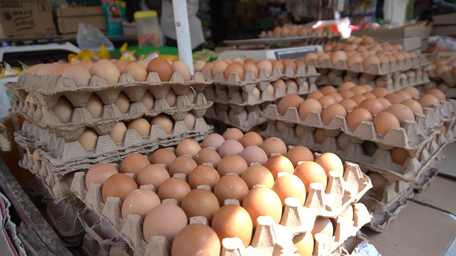 Harga telur ayam di pasar tradisional Bandar Lampung stabil di kisaran Rp30.000  per kilogram (kg) atau naik dibandingkan sepekan sebelumnya.