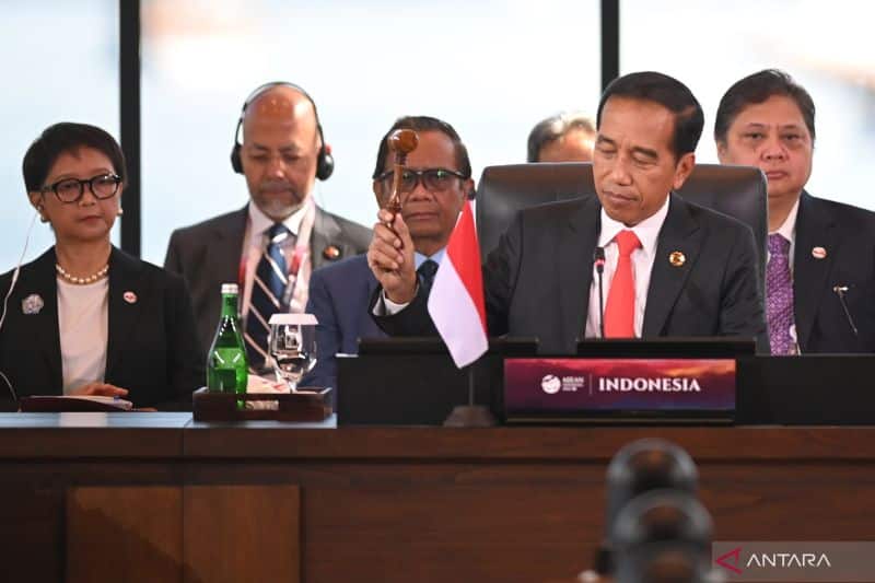 Presiden Indonesia Joko Widodo (kedua kanan) mengetok palu menandai dibukanya Konferensi Tingkat Tinggi (KTT) Ke-42 ASEAN di Labuan Bajo, Manggarai Barat, NTT, Rabu (10/5/2023). KTT Ke-42 ASEAN mengangkat tema "ASEAN Matters: Epicentrum of Growth"