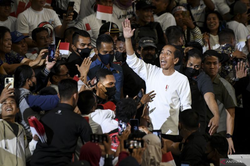 Presiden Joko Widodo (ketiga kanan) menyapa peserta pada puncak acara Musyawarah Rakyat (Musra) di Istora Senayan, Jakarta, Minggu (14/5/2023)