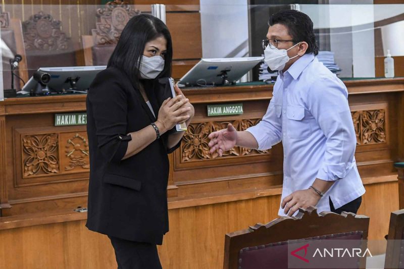 Terdakwa kasus pembunuhan Brigadir Nofriansyah Yosua Hutabarat, Ferdy Sambo (kanan) dan Putri Chandrawathi, saat bersiap mengikuti sidang lanjutan di PN Jakarta Selatan, Jakarta, Selasa (3/1/2023)