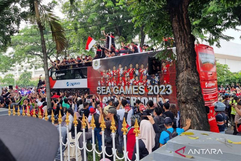 Para pemain Timnas Indonesia U-22 telah tiba di Stadion Gelora Bung Karno dengan menaiki bus TransJakarta, Jakarta, Jumat (19/5/2023)