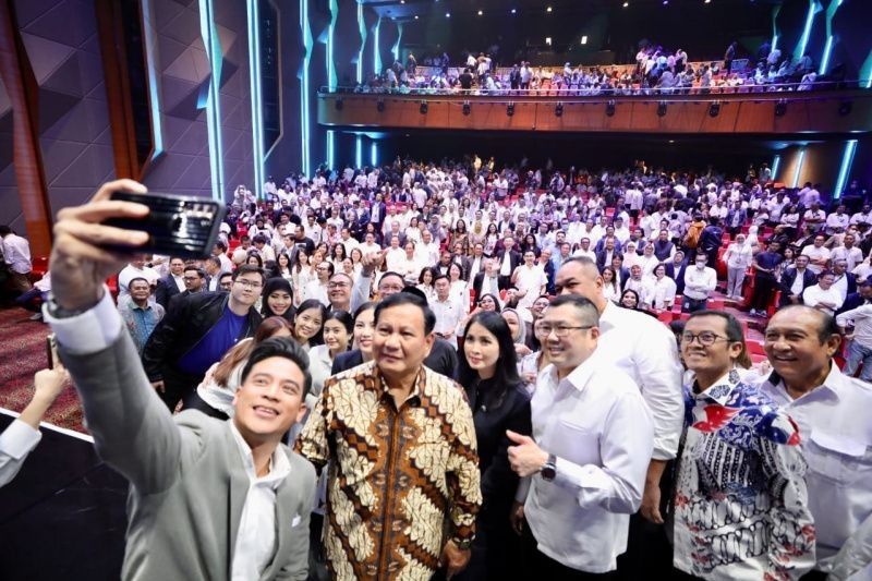Menteri Pertahanan Prabowo Subianto melayani permintaan foto bersama seusai menjadi pembicara dalam MNC Forum LXX di Jakarta, Selasa (30/5/2023)