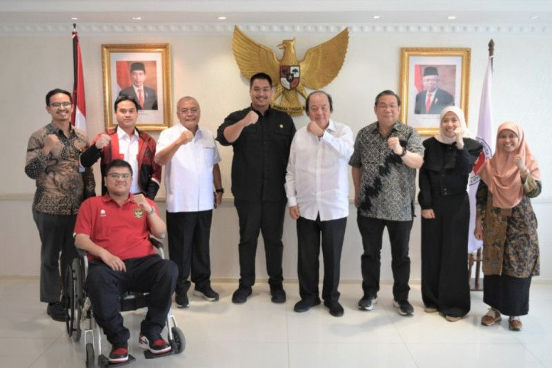 Menteri Pemuda dan Olahraga Republik Indonesia (Menpora RI) Dito Ariotedjo (lima kanan) menerima kunjungan Anggota Dewan Pertimbangan Presiden Dato Sri Tahir (empat kanan) dan Staf Khusus Menpora Ardima Rama Putra (ke dua kiri) di Ruang Tamu Graha Pemuda Lantai 10 Senayan Jakarta Pusat, Rabu (10/5/2023).