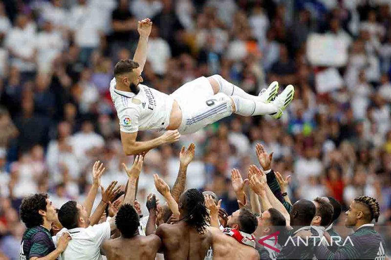 Pemain Real Madrid mengangkat Karim Benzema ke udara usai pertandingan melawan Athletic Bilbao di Santiago Bernabeu, Madrid, Spanyol, MInggu (4/6/2023). Karim Benzema menyudahi 14 tahun karirnya di Real Madrid