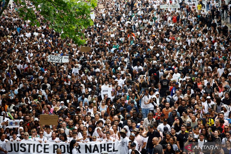 Warga melakukan aksi protes atas terbunuhnya Nahel (17 tahun) saat pemeriksaan lalu lintas oleh polisi di Nanterre, Paris, Prancis, Kamis (29/6/2023).