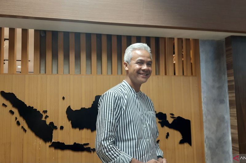 Bakal Calon Presiden (Bacapres) PDI Perjuangan Ganjar Pranowo di Bandara Internasional Lombok, Nusa Tenggara Barat (NTB), Minggu (18/6/2023)