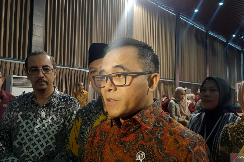 Menteri Pendayagunaan Aparatur Negara dan Reformasi Birokrasi Abdullah Azwar Anas usai penandatanganan MoU dan perjanjian kerja sama di bidang SPBE dan layanan hukum dengan perguruan tinggi di Kemenpan RB, Jakarta, Rabu (21/6/2023).