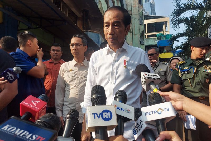 Presiden Joko Widodo memberikan keterangan pers usai mengunjungi Pasar Palmerah Jakarta, Senin (26/6/2023)
