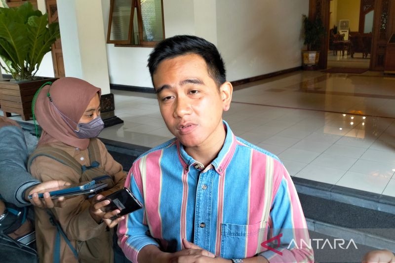 Wali Kota Surakarta Gibran Rakabuming Raka memberikan keterangan kepada wartawan di Solo, Selasa (13/6/2023).
