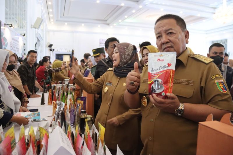 Gubernur Lampung Arinal Djunadi saat mengenalkan produk UMKM