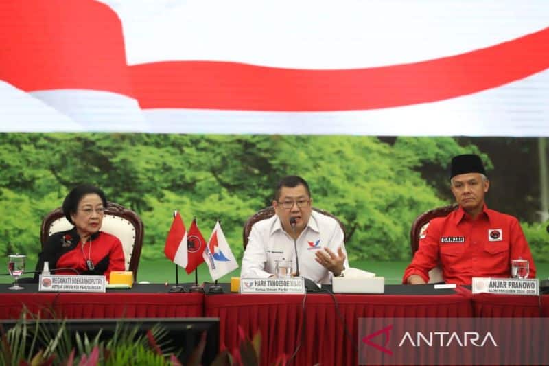 Ketua Umum Partai Perindo Hary Tanoesoedibjo (tengah) dan bakal capres Ganjar Pranowo (kanan) di Gedung DPP PDI Perjuangan, Jakarta Pusat, Jumat (9/6/2023).