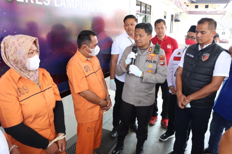 Kapolres Lampung Timur AKBP Rizal Muchtar didampingi Kasat Reskrim Iptu Johanes EP Sihombing menunjukkan dua pelaku terduga kasus TPPO,